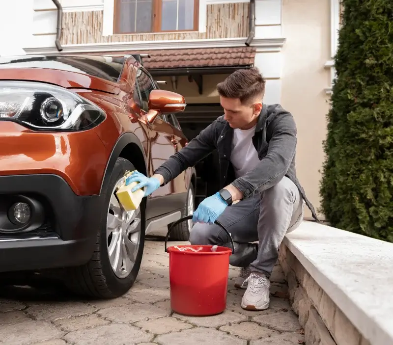 Lavage auto à domicile Sainte-Fauste : professionnel intervenant sur un véhicule